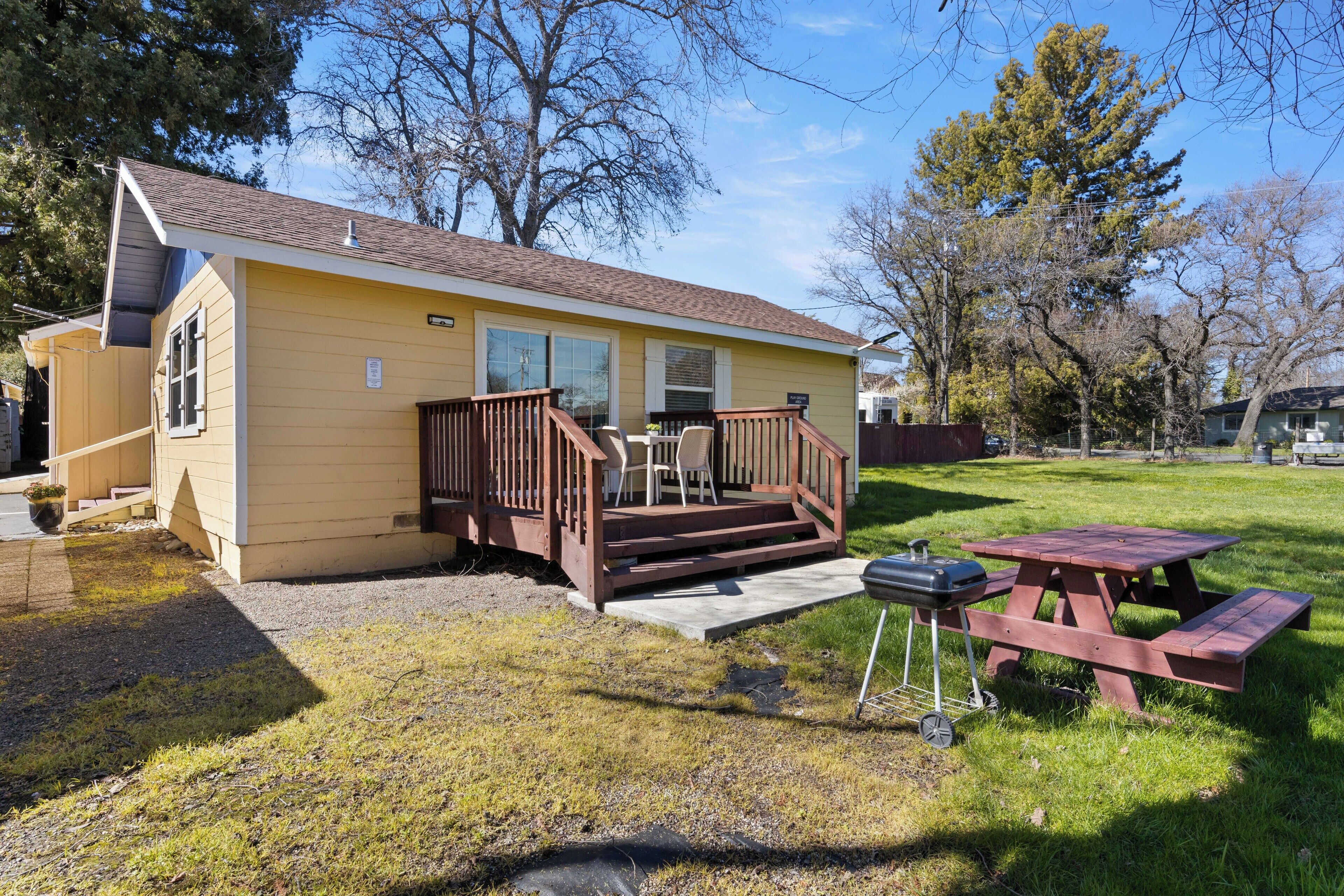 Cabin with  2-bedroom with 2 Queens and 2 Doubles / Kitchen