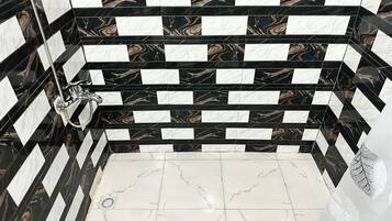 Serviettes fournies, papier toilette