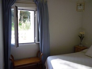 3 bedrooms, iron/ironing board, bed sheets