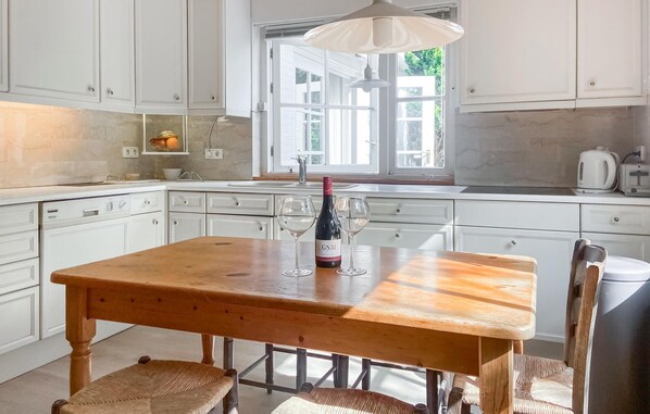 Réfrigérateur, un four, lave-vaisselle, cafetiÚre-théiÚre