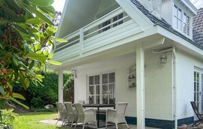 Outdoor dining - Gorgeous home in Groet with WiFi (Groet)