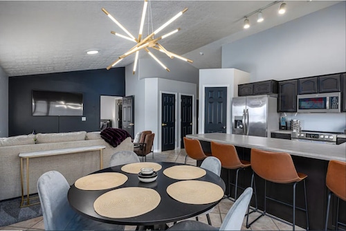 4BR 4BA w/Movie Theater Near SLC, Airport, Skis

