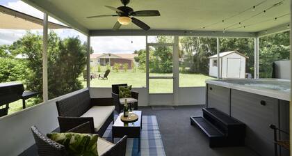 The Purple Palm House - Relaxing 2-bedroom house in Sebring with WiFi & Hot Tub