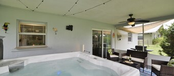 The Purple Palm House - Relaxing 2-bedroom house in Sebring with WiFi & Hot Tub