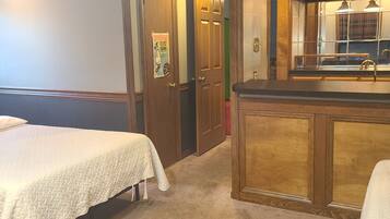 4 bedrooms, iron/ironing board, WiFi, bed sheets