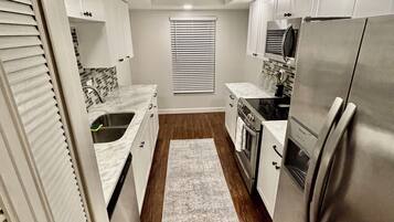 Jääkaappi, mikroaaltouuni, uuni, liesi