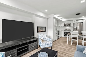Smart TV, chimenea y estéreo
