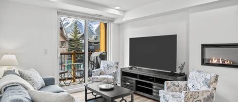 Smart-tv, eldstad och en stereo