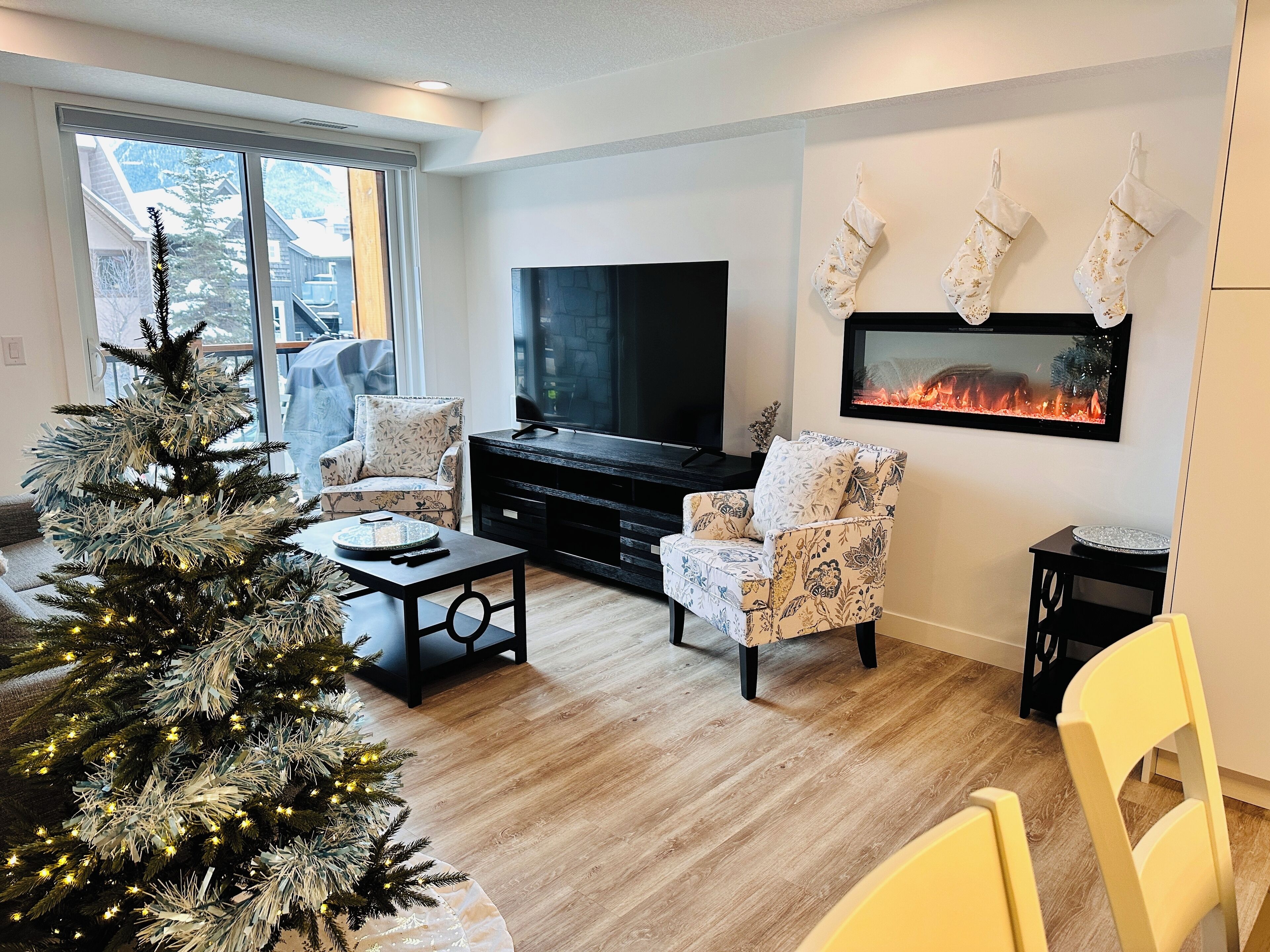 Smart TV, chimenea y estéreo 