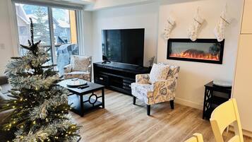 Smart TV, chimenea y estéreo