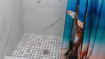 Haartrockner, Handtücher, Seife, Toilettenpapier