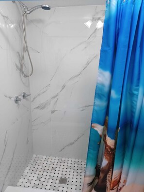 Haartrockner, Handtücher, Seife, Toilettenpapier