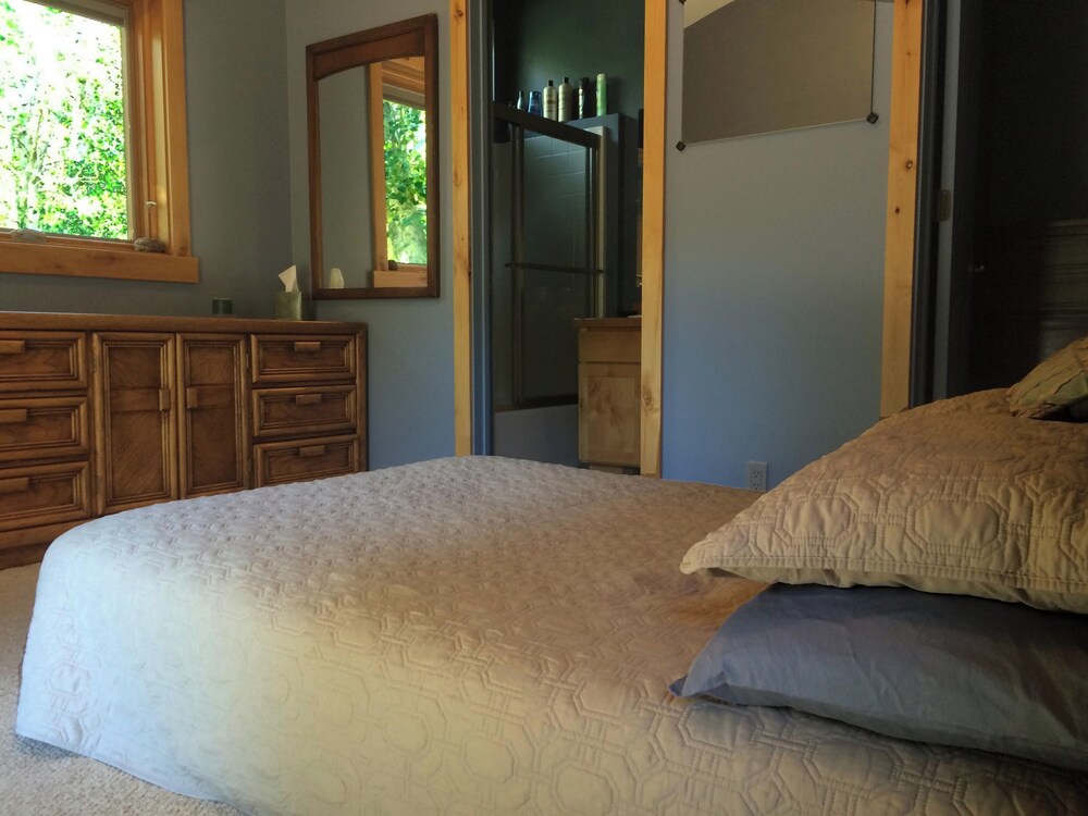 Share house during winter months. 25 minutes to Sun Valley ski. Garage