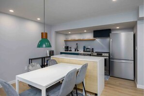 Dining - Movie Lovers Retreat Near Airport, Downtown SLC

 (Salt Lake City)