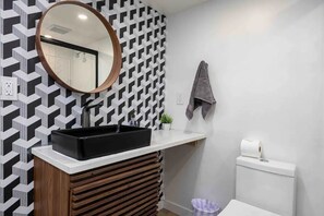 Een haardroger, handdoeken, zeep, toiletpapier