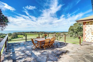 Outdoor dining - Rustic Cottage with amazing views !, Rustic cottage with amazing views over the bay (Encounter Bay)