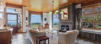 Rustic Cottage with amazing views !, Rustic cottage with amazing views over the bay