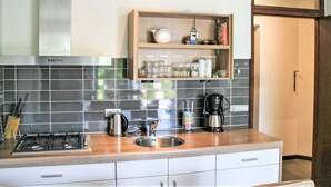 Kühlschrank, Geschirrspüler, Kochgeschirr/Geschirr/Besteck