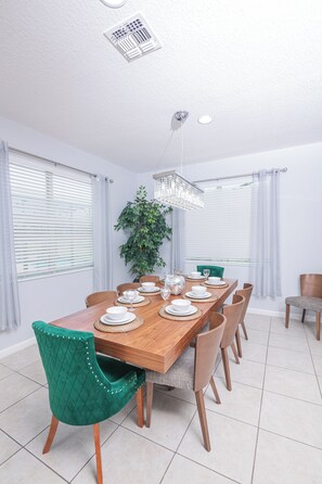 Dining - 2690 Ca. Luxury and Spacious 5-bedroom house , fitness room, Kissimmee (Kissimmee)