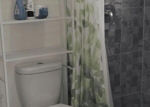 タオル、トイレットペーパー