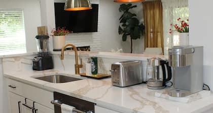 Southern Elegance Gateway - 3 Bedroom Vacation Home in Wonderful McDonough, Ga