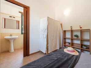 3 Schlafzimmer, Bügeleisen/Bügelbrett