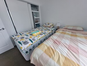 3 Schlafzimmer, Schreibtisch, Bügeleisen/Bügelbrett, WLAN