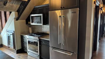 Réfrigérateur, micro-ondes, four, plaque de cuisson