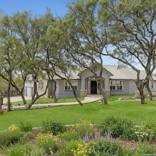 1-Story for Large Groups! King Beds, Pool and BBQ near Top Attractions!