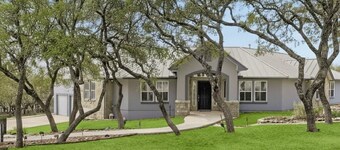 1-Story for Large Groups! King Beds, Pool and BBQ near Top Attractions!