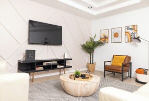 TV connectée, jeux vidéo, baby-foot, livres