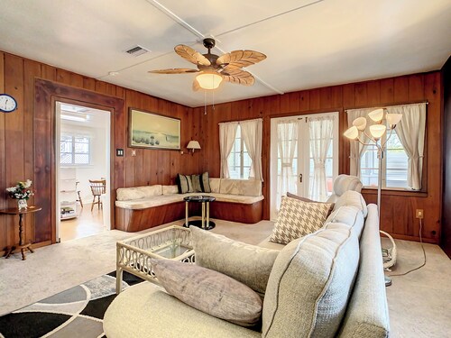 Cozy Home Next to Venice Island w/ Private Hot Tub and Pet Friendly