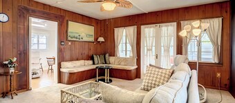 Cozy Home Next to Venice Island w/ Private Hot Tub and Pet Friendly