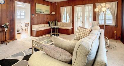 Cozy Home Next to Venice Island w/ Private Hot Tub and Pet Friendly