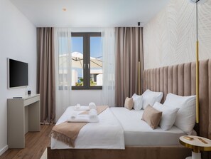 2 bedrooms, iron/ironing board, WiFi
