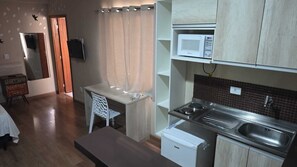 Mini réfrigérateur, micro-ondes, plaque de cuisson