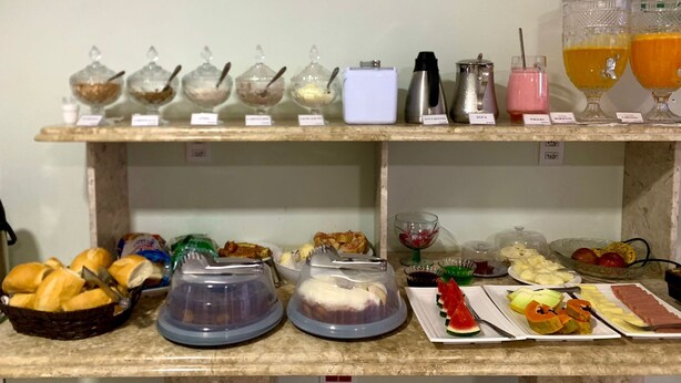 Ein reichhaltiges Buffet mit verschiedenen Speisen und Getränken.