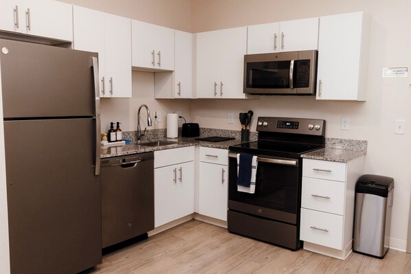 Réfrigérateur, micro-ondes, four, plaque de cuisson