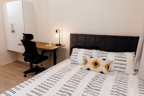 1 dormitorio, tabla de planchar con plancha, wifi y ropa de cama