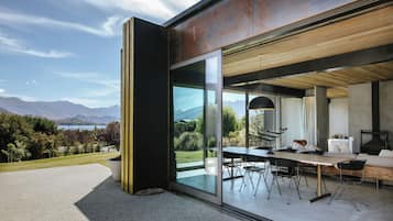 Luxury House, Lake View | Terrace/patio