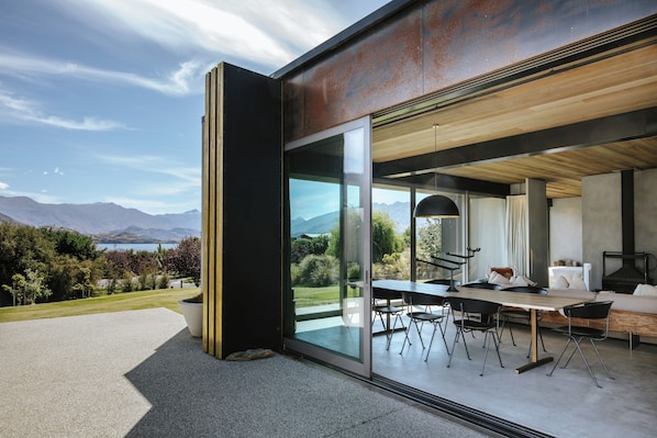 บ้านพักลักซ์ชัวรี่, วิวทะเลสาบ | ลานระเบียง/นอกชาน