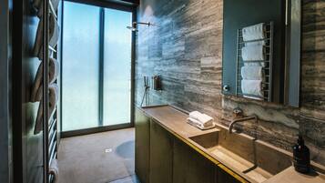 Luxury House, Lake View | Bathroom | Hair dryer, towels, soap, shampoo