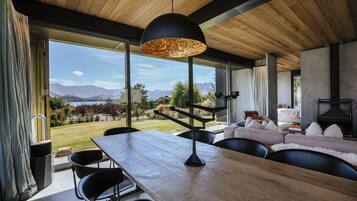 Luxury House, Lake View | In-room dining