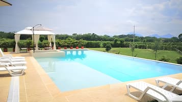 Chalé família | Piscina | Piscina externa, espreguiçadeiras