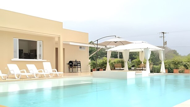 A swimming pool with lounge chairs and a gazebo. - Mágica CASA FINCA de lujo piscina wi-fi (San Sebastian de Mariquita)