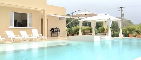 Chalet Familial | Piscine | Piscine extérieure, chaises longues