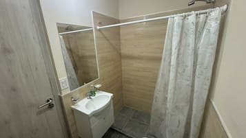 タオル、石鹸、トイレットペーパー
