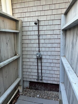 Property grounds - Charming 2-bedroom house in North Truro with WiFi and AC close to area beaches (Truro)