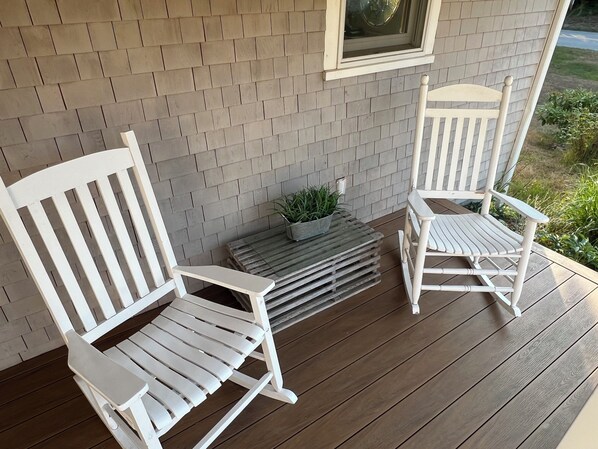 Terrace/patio - Charming 2-bedroom house in North Truro with WiFi and AC close to area beaches (Truro)