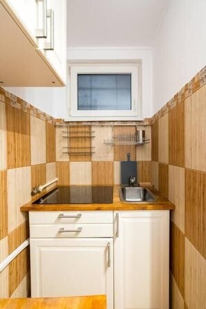 Microondas, placa de cocina, cafetera/tetera, utensilios de cocina